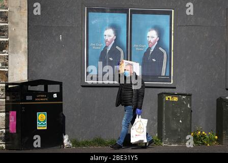 Kunstwerke von Ross Muir mit seinem unverkennbaren Vincent van Gogh-Porträt sind auf den Straßen von Glasgow neben den Worten "Jist Gogh Hame" erschienen, während Großbritannien weiterhin in der Lockdown-Szene steht, um die Ausbreitung des Coronavirus einzudämmen. Stockfoto