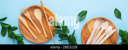 Ohne Kunststoff. Holzbesteck auf Teller, Draufsicht Stockfoto