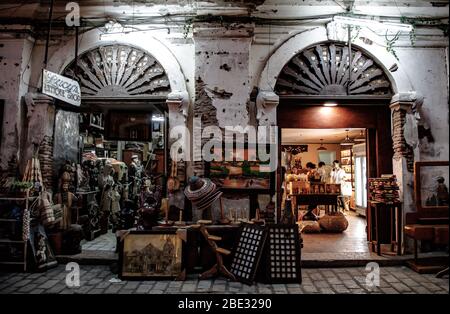 Handicraf Shop in einem Kolonialgebäude Stockfoto