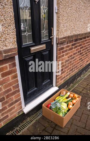 Doorstep Lieferung von Obst und Gemüse während Coronavirus Pandemic Lockdown, Großbritannien Stockfoto