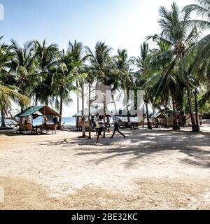 Zwei junge Leute spielen Basketball auf einer philippinischen Insel Coron Stockfoto