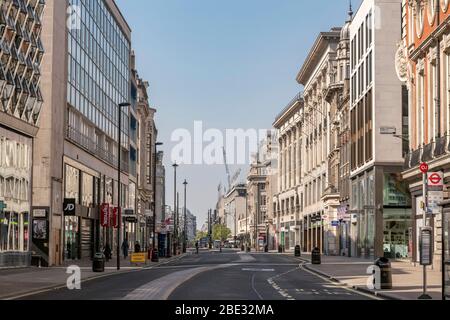 Oxford Street, London während des Ausbruch der Pandemie des Coronavirus 19. Die Straße und die Straße sind leer, da die Briten die Sperrquarantäne beobachten Stockfoto