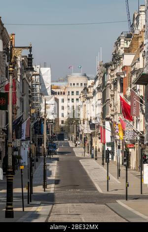 Leere London Street während der Coronavirus-Kovid-Pandemie 19. Die erzwungene Sperrung bedeutet, dass britische Menschen in Innenräumen bleiben, um die Ausbreitung des Virus zu verhindern Stockfoto