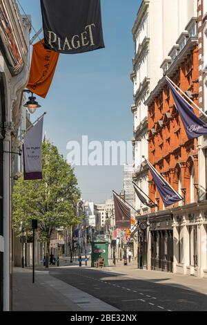 Old Bond Street, London während der erzwungenen Sperrung aufgrund des Ausbruchs der Coronavirus Covid 19-Viruspandemie leer und ruhig. Die Geschäfte sind verlassen und geschlossen Stockfoto