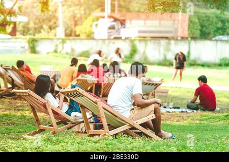 Glück Paar auf einem Sommerurlaub sitzen auf Stühlen im öffentlichen Park zu entspannen. Stockfoto