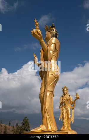 Bhutan, Thimphu. Kuensel Phodrang aka Buddha Point, Heimat der größten Buddha-Statue des Landes. Goldene Bodhisattva-Statue. Stockfoto