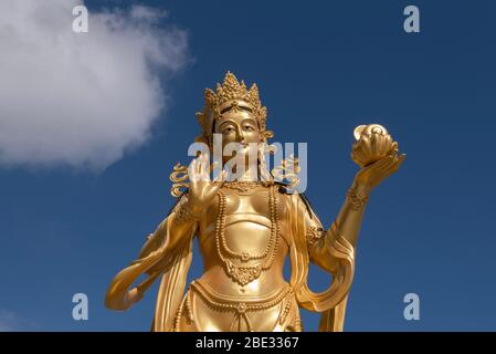 Bhutan, Thimphu. Kuensel Phodrang aka Buddha Point, Heimat der größten Buddha-Statue des Landes. Goldene Bodhisattva-Statue. Stockfoto