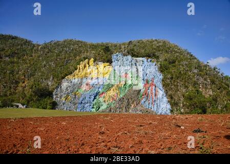 Das Wandbild der Vorgeschichte (Mural de la Prehistoria) im Tal von Viñales, Kuba Stockfoto