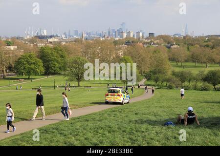 London, Großbritannien. April 2020. Die Polizei überredet die Menschen, an einem heißen und sonnigen Ostersamstag auf Primrose Hill, mitten im Sperrfall der Coronavirus-Pandemie, weiterzuziehen. Kredit: Monica Wells/Alamy Live News Stockfoto