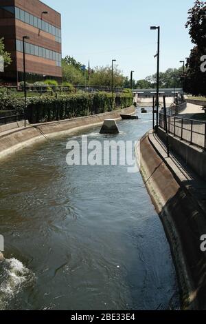 Der East Race Waterway, ein beliebter Ort für Kajakfahren und Erholung vor dem St Joseph River in der Innenstadt von South Bend, Indiana, USA. Stockfoto