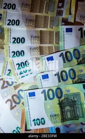 02. Oktober 2019, Hessen, Rüsselsheim: Euro-Banknoten liegen auf einem Tisch. Foto: Silas Stein/ Stockfoto