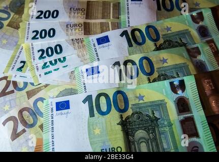 02. Oktober 2019, Hessen, Rüsselsheim: Euro-Banknoten liegen auf einem Tisch. Foto: Silas Stein/ Stockfoto