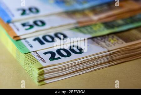 02. Oktober 2019, Hessen, Rüsselsheim: Euro-Banknoten liegen gestapelt auf einem Tisch. Foto: Silas Stein/ Stockfoto