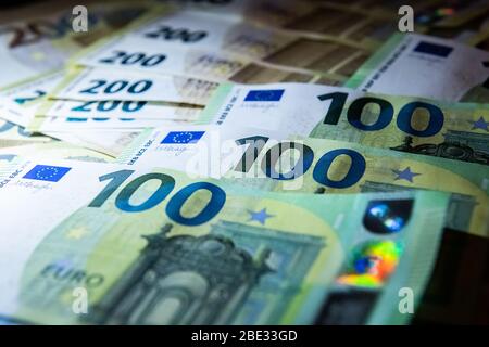 02. Oktober 2019, Hessen, Rüsselsheim: Euro-Banknoten liegen auf einem Tisch. Foto: Silas Stein/ Stockfoto