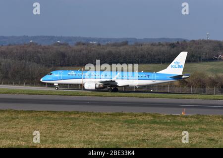 Ein Embraer EMB-190-100LR (PH-EZF) - KLM Cityhopper am Bristol International Airport am 6. Februar 2020 Stockfoto