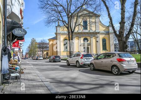 Historische Straße Knappingsborgsgatan und Saint Olai Kirche in Norrkoping im Frühjahr. Norrkoping ist eine historische Industriestadt in Schweden Stockfoto