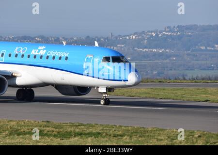 An Embraer 190/195 - MSN 304 - PH-EZF Airline – KLM Cityhopper auf der Landebahn am Flughafen Bristol am 6. Februar 2020 Stockfoto