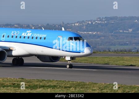 An Embraer 190/195 - MSN 304 - PH-EZF Airline – KLM Cityhopper auf der Landebahn am Flughafen Bristol am 6. Februar 2020 Stockfoto