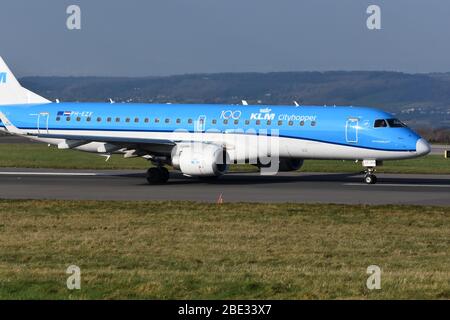 An Embraer 190/195 - MSN 304 - PH-EZF Airline – KLM Cityhopper auf der Landebahn am Flughafen Bristol am 6. Februar 2020 Stockfoto