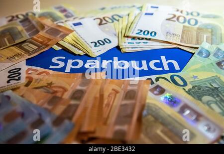 02. Oktober 2019, Hessen, Rüsselsheim: Euro-Banknoten sind auf einem Sparkonto. Foto: Silas Stein/ Stockfoto