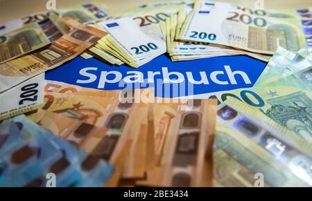 02. Oktober 2019, Hessen, Rüsselsheim: Euro-Banknoten sind auf einem Sparkonto. Foto: Silas Stein/ Stockfoto