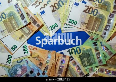 02. Oktober 2019, Hessen, Rüsselsheim: Euro-Banknoten sind auf einem Sparkonto. Foto: Silas Stein/ Stockfoto