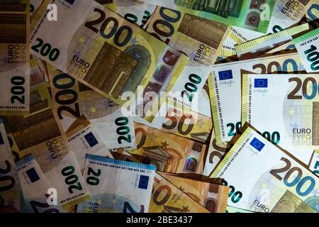 02. Oktober 2019, Hessen, Rüsselsheim: Euro-Banknoten liegen auf einem Tisch. Foto: Silas Stein/ Stockfoto