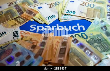 02. Oktober 2019, Hessen, Rüsselsheim: Euro-Banknoten sind auf einem Sparkonto. Foto: Silas Stein/ Stockfoto