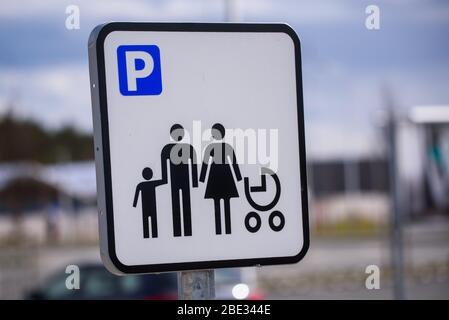 RIGA, LETTLAND. April 2020. Familienfreundliches Parkschild in der Nähe des IKEA-Stores. Stockfoto