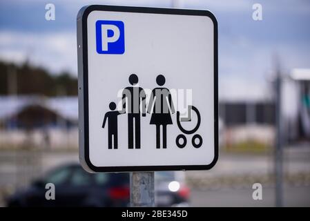 RIGA, LETTLAND. April 2020. Familienfreundliches Parkschild in der Nähe des IKEA-Stores. Stockfoto