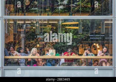 Die Leute essen im Whole Foods Market Restaurant gegenüber dem Bryant Park, New York Stockfoto