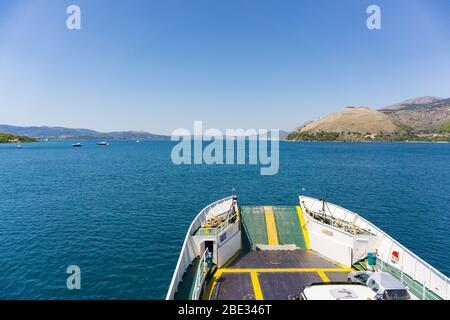 Draufsicht auf den Bug eines Fährschiffes in der Bucht von Argostoli Stadt Segeln nach Lixouri in Kefalonia Griechenland Stockfoto