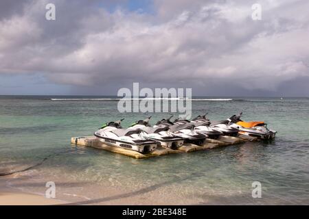 Lacanau , Aquitaine / Frankreich - 03 03 2020 : seadoo und yamaha Jet Skis auf Pier schwimmenden Wasserfahrzeug Pier Pontoon geparkt Stockfoto