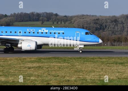 An Embraer 190/195 - MSN 304 - PH-EZF Airline – KLM Cityhopper auf der Landebahn am Flughafen Bristol am 6. Februar 2020 Stockfoto