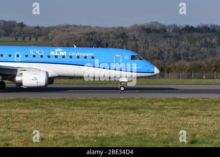 An Embraer 190/195 - MSN 304 - PH-EZF Airline – KLM Cityhopper auf der Landebahn am Flughafen Bristol am 6. Februar 2020 Stockfoto