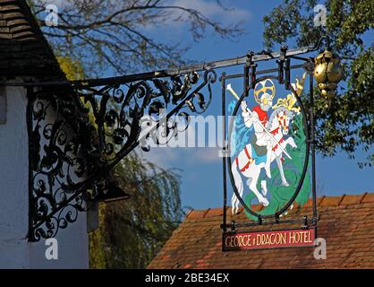 Ein kunstvolles Pub-Zeichen des George and Dragon Hotels, Great Budworth, Northwich, Cheshire, England, Großbritannien Stockfoto