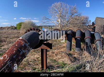 Chemierohrleitungen, Lostock Gralam durch die Landschaft, Northwich, Cheshire, England, Großbritannien Stockfoto