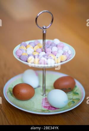 Mini-Ostereier auf einem Kuchenständer Stockfoto