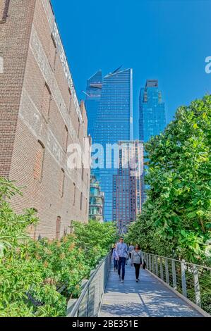 Ausgangspunkt der High Line ein erhöhter linearer Park in New York Stockfoto