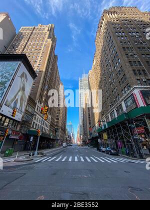 New York City - 7. Apr 2020: Leere Straßen von Midtown Manhattan während der Coronavirus-Epidemie in New York City. Stockfoto