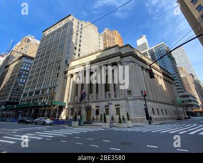 New York City - 7. Apr 2020: Das Haier Gebäude in New York City. Die Greenwich Savings Bank wurde 1833 in New York City gechartert. Stockfoto