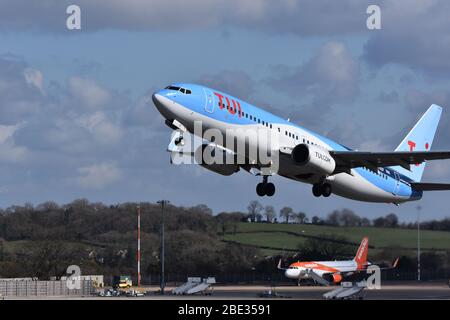 Eine TUI Airways Boeing 737-8KS Flugregistrierung G-FDZF am Bristol International Airport am 16. März 2020 Stockfoto