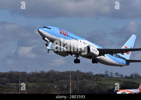 Eine TUI Airways Boeing 737-8KS Flugregistrierung G-FDZF am Bristol International Airport am 16. März 2020 Stockfoto