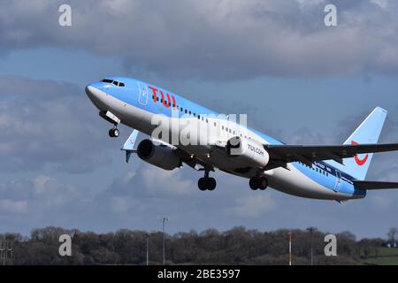 Eine TUI Airways Boeing 737-8KS Flugregistrierung G-FDZF am Bristol International Airport am 16. März 2020 Stockfoto