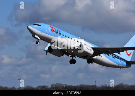 Eine TUI Airways Boeing 737-8KS Flugregistrierung G-FDZF am Bristol International Airport am 16. März 2020 Stockfoto