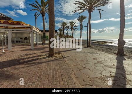 Las Americas,Tenerife, Spaine 21. März 2020: Ruhige, verlassene Straßen des beliebtesten und überfüllten Touristenorts der Kanarischen Inseln. Isolierung Stockfoto