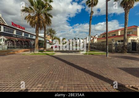 Las Americas,Tenerife, Spaine 21. März 2020: Ruhige, verlassene Straßen des beliebtesten und überfüllten Touristenorts der Kanarischen Inseln. Isolierung Stockfoto