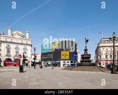 Regierungsnachrichten auf LED-Bildschirm an einem leeren, verlassenen Piccadilly Circus während der erzwungenen Sperrung in London wegen Coronavirus Covid 19 Grippe-Pandemie Stockfoto