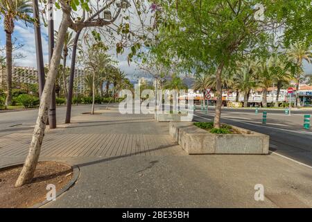 Las Americas,Tenerife, Spaine 21. März 2020: Ruhige, verlassene Straßen des beliebtesten und überfüllten Touristenorts der Kanarischen Inseln. Isolierung Stockfoto