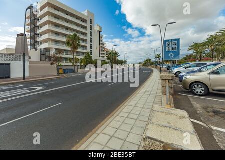 Las Americas,Tenerife, Spaine 21. März 2020: Ruhige, verlassene Straßen des beliebtesten und überfüllten Touristenorts der Kanarischen Inseln. Isolierung Stockfoto